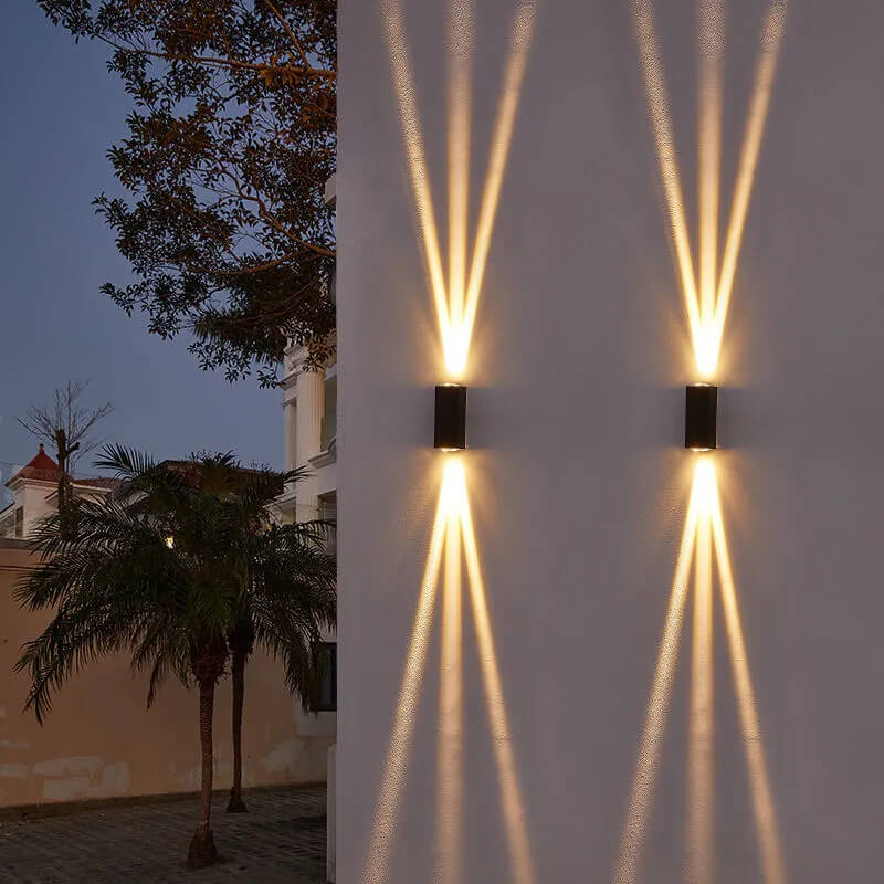Rektangulær LED-lampe på yttervegg om kvelden, skaper stemningsfullt og sikkert utemiljø.