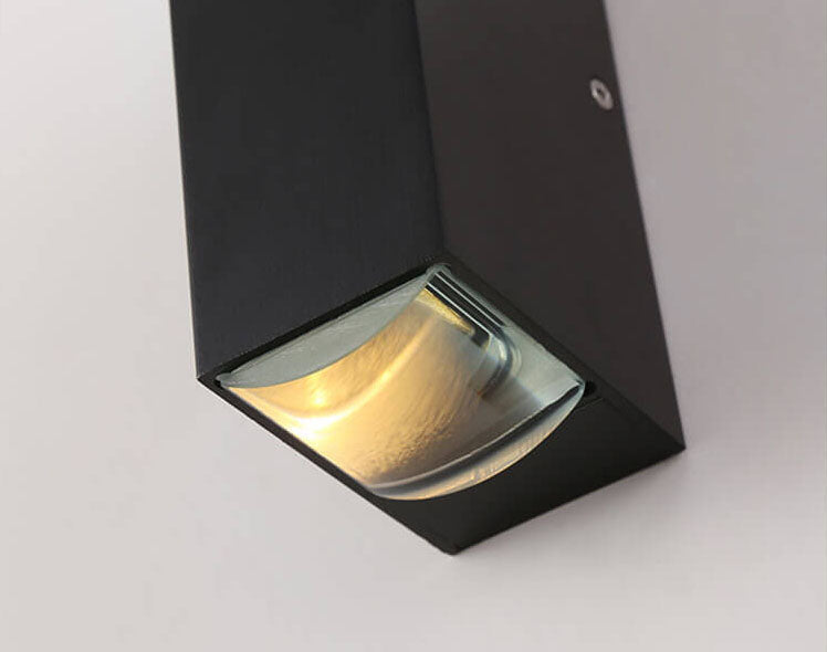 Energieffektiv 10W utendørs LED-vegglampe i stilrent rektangulært design for innkjørsel.