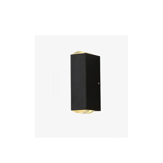 Robust, svart rektangulær LED-lampe for terrasse og inngangsparti, moderne og vanntett.