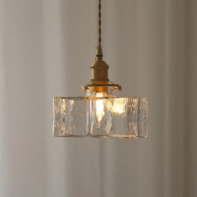 "Moderne retro glasslampe med sofistikerte gullfargede ledninger, elegant hengende design for luksuriøst interiør."