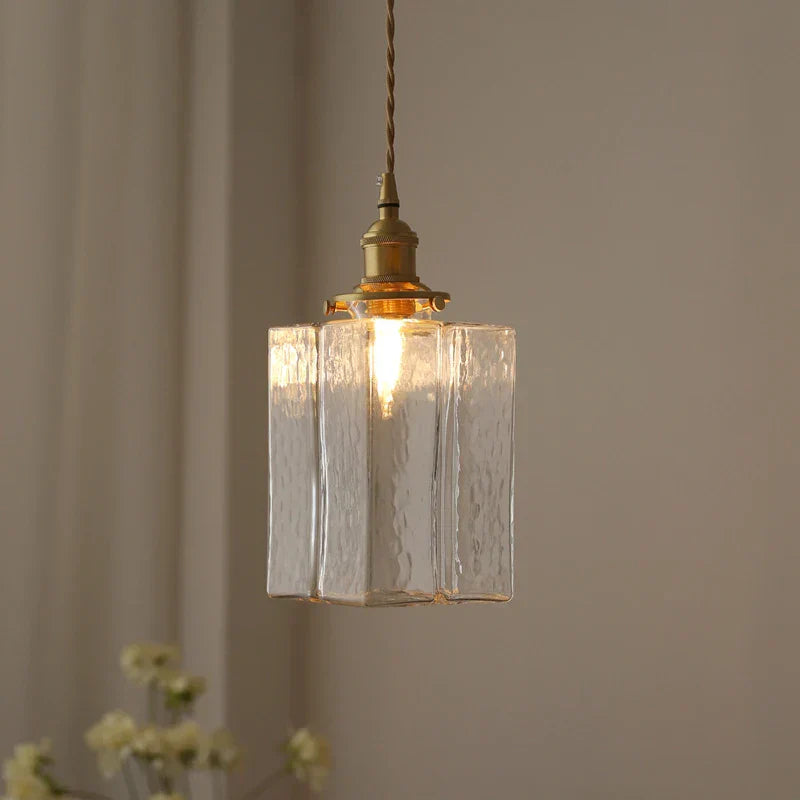 "Moderne retro glasslampe med sofistikerte gullfargede ledninger, elegant hengende design for luksuriøst interiør."