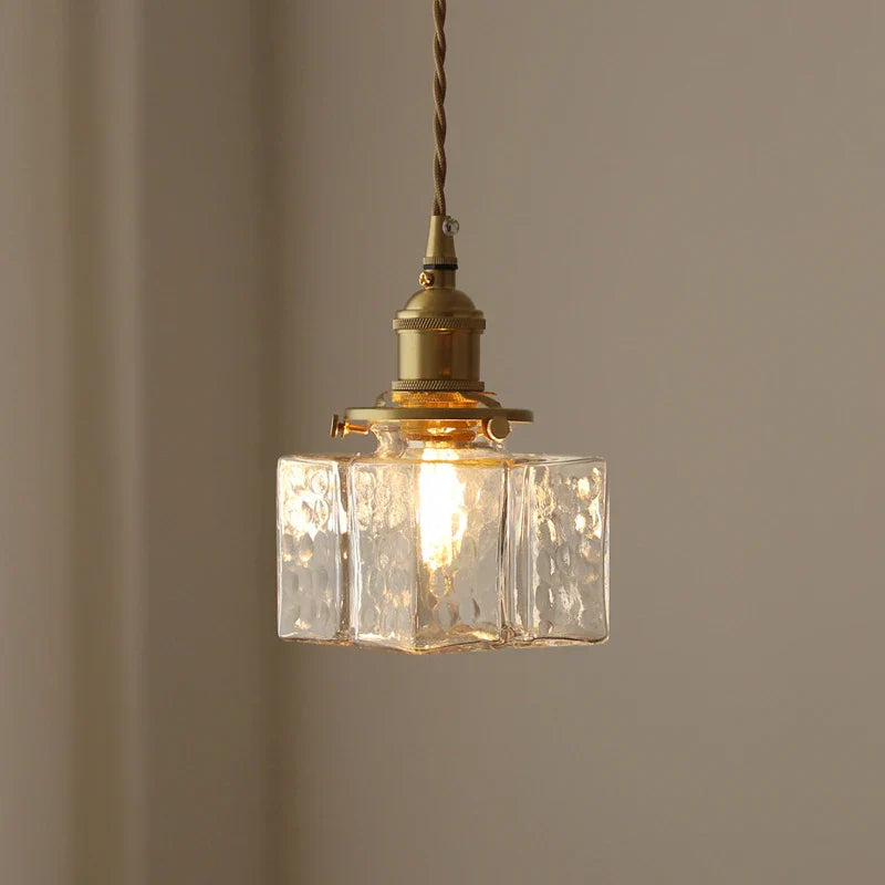 "Moderne retro glasslampe med sofistikerte gullfargede ledninger, elegant hengende design for luksuriøst interiør."