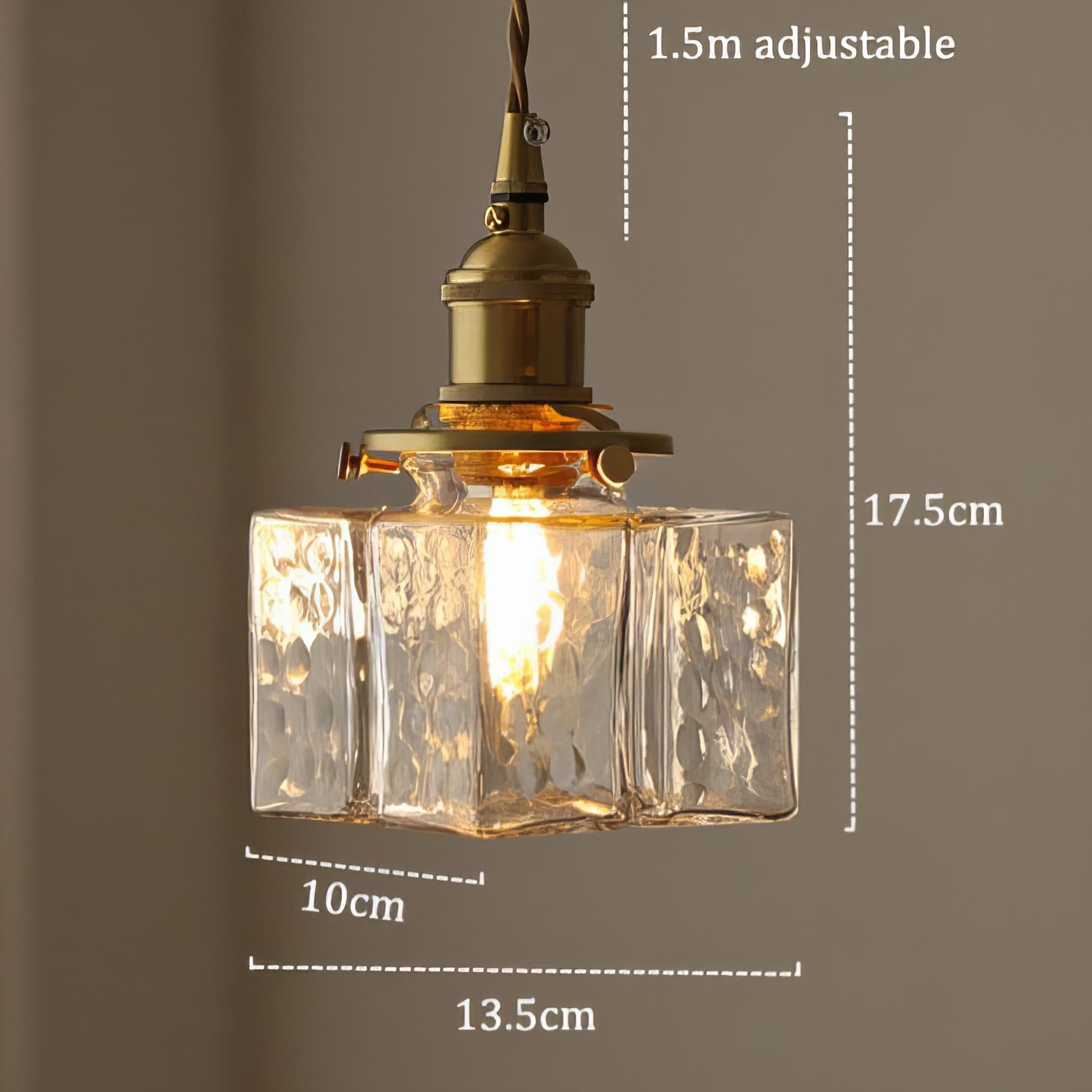 "Moderne retro glasslampe med sofistikerte gullfargede ledninger, elegant hengende design for luksuriøst interiør."