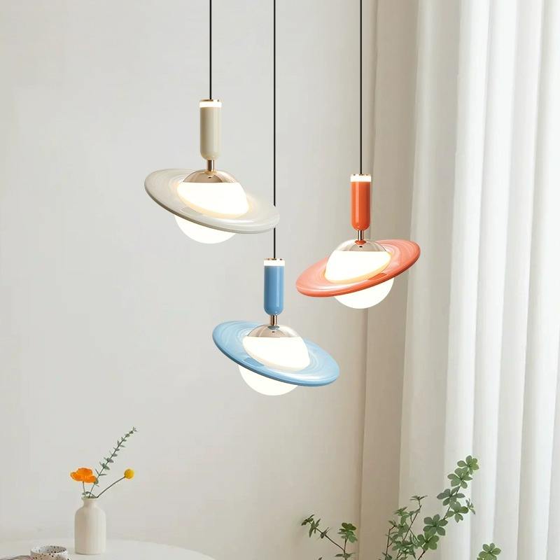 "Moderne Saturn Design pendellampe med slående ringer og justerbar høyde, LED-belysning i oransje, blå eller hvit."