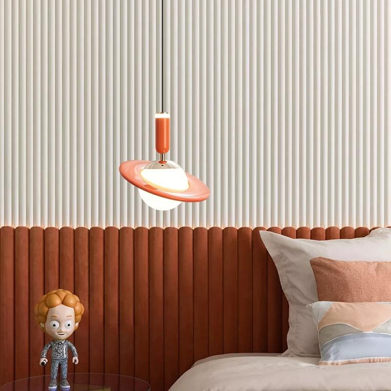 "Moderne Saturn Design pendellampe med slående ringer og justerbar høyde, LED-belysning i oransje, blå eller hvit."