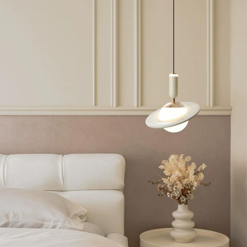 "Moderne Saturn Design pendellampe med slående ringer og justerbar høyde, LED-belysning i oransje, blå eller hvit."
