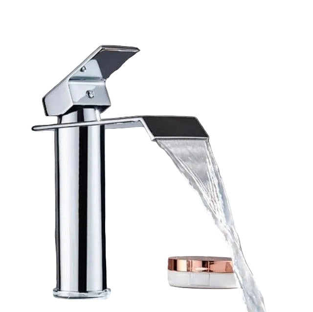 Moderne servantkran med elegant fosseeffekt i krom for baderommet.