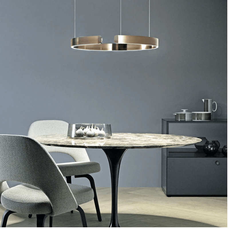 Stilren dimbar LED pendellampe med sirkulært design. Perfekt taklampe for moderne hjem og belysning.