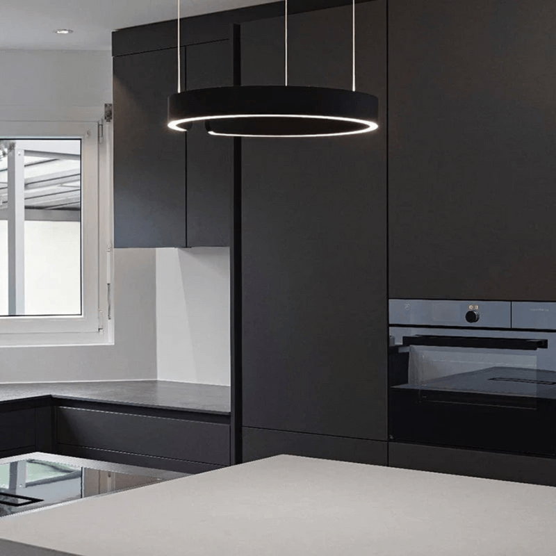 Elegant sirkulær taklampe, moderne LED-pendellampe ideell for stue og spisestue. Justerbar belysning.