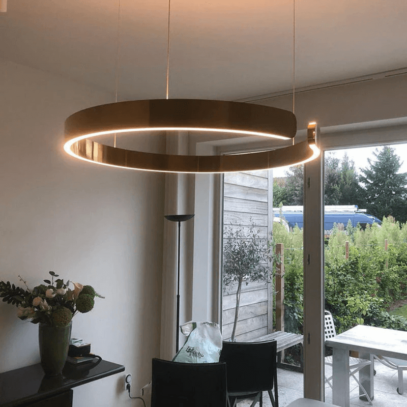 Designlampe: Moderne sirkulær pendellampe med dimbar LED-belysning. Skaper stemning i stue og spisestue.