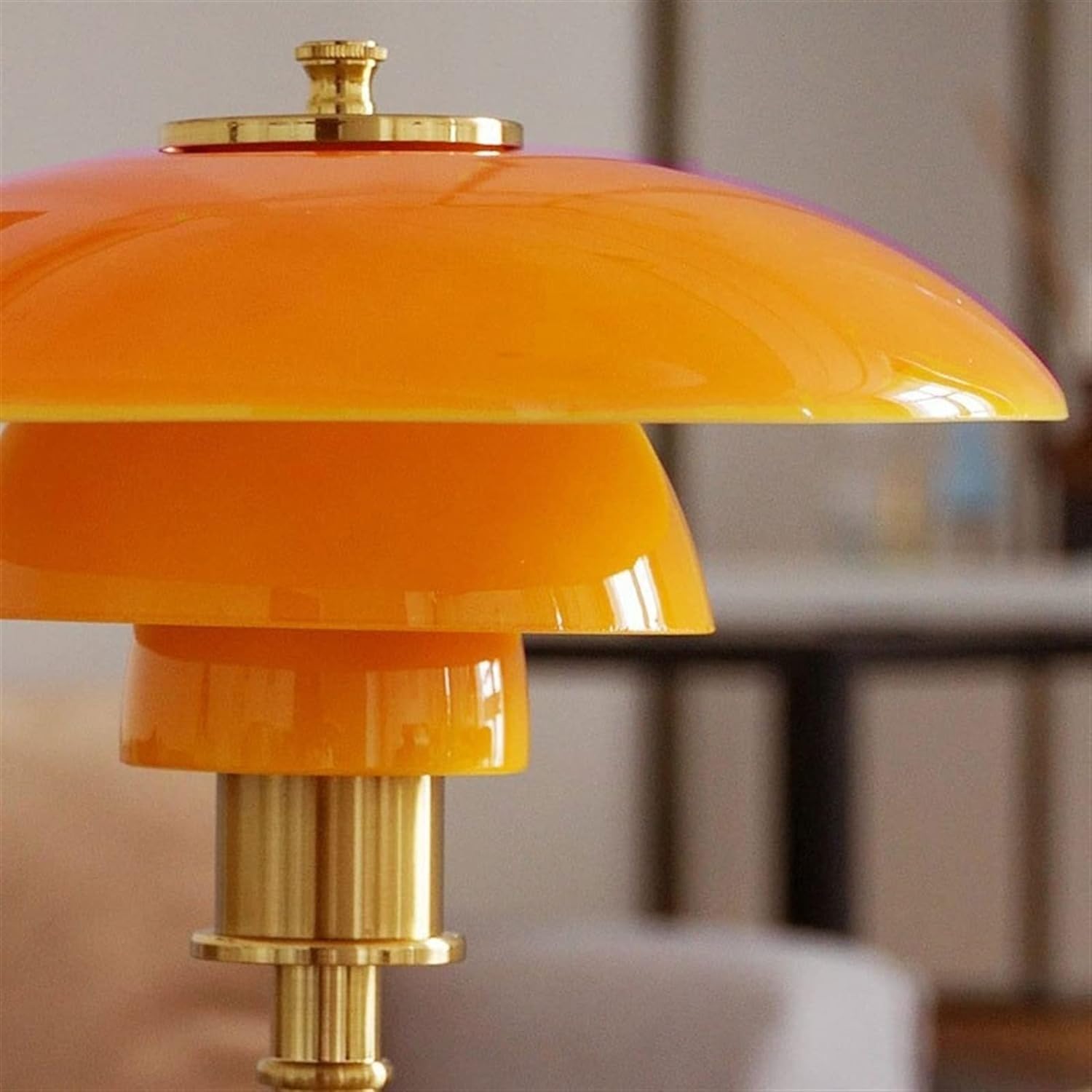 Vakker skandinavisk bordlampe, moderne design. Ideell for interiørdekorasjon og stemningslys med LED.