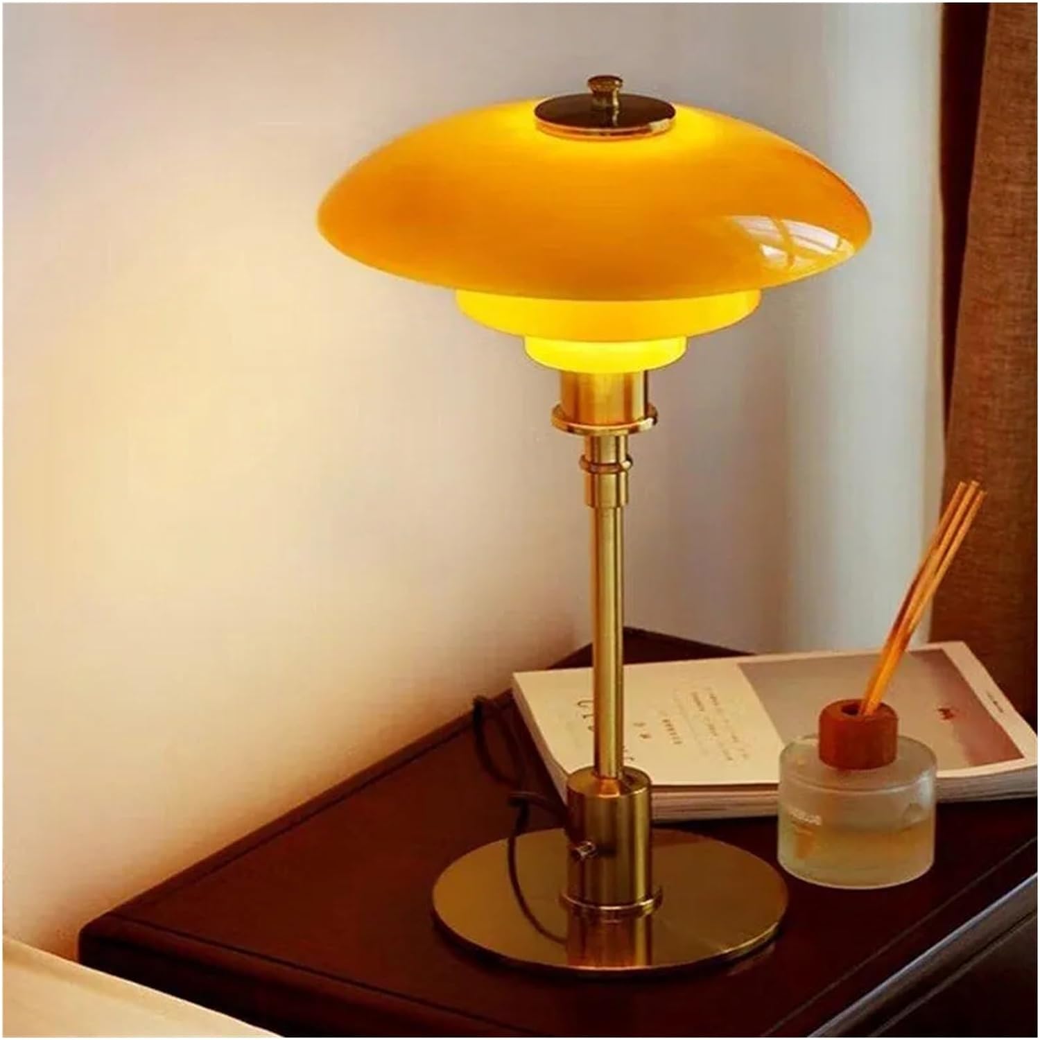 Elegant skandinavisk bordlampe med LED belysning. Moderne designlampe for stue, soverom eller kontor.