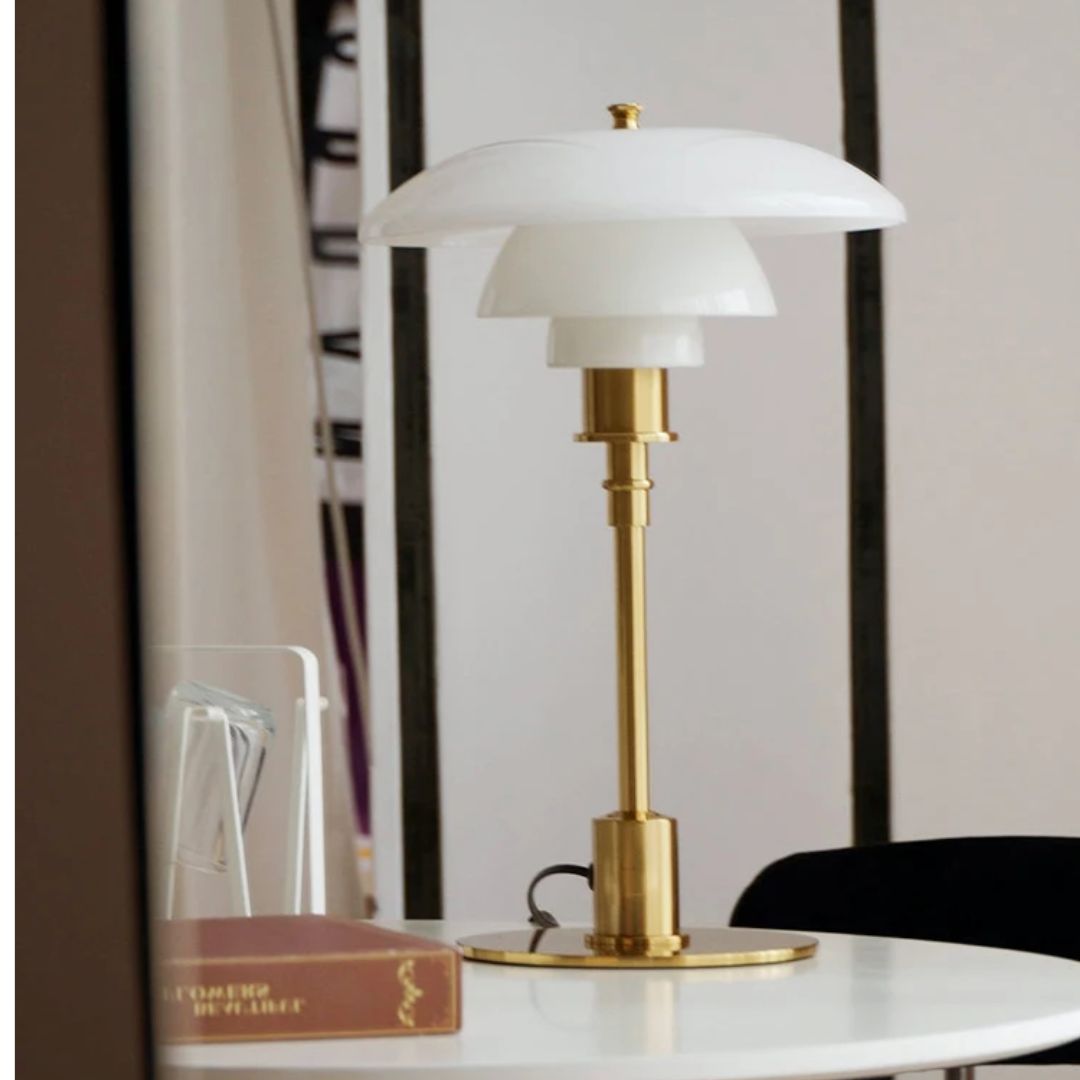 Design bordlampe i skandinavisk stil. Moderne LED belysning for et stilfullt hjemmeinteriør, leselampe.