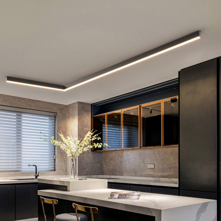 "Moderne skandinavisk LED-taklampe i aluminium og akryl, stilfull med nordisk eleganse, perfekt for stue og kjøkken."