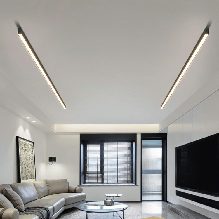 "Moderne skandinavisk LED-taklampe i aluminium og akryl, stilfull med nordisk eleganse, perfekt for stue og kjøkken."