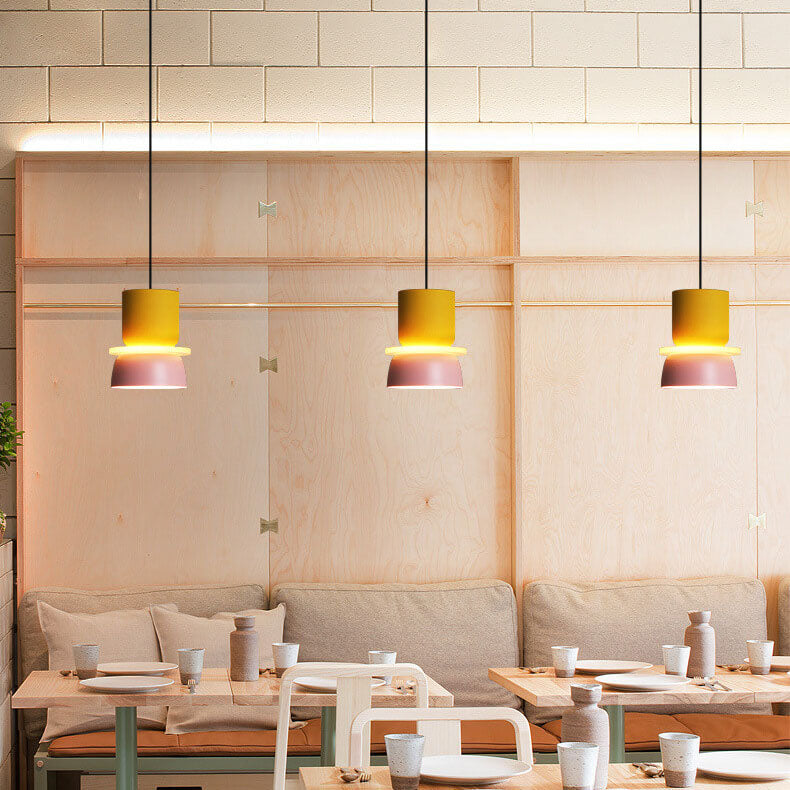 Elegant LED-pendellampe i stuen, moderne skandinavisk taklampe som skaper behagelig og stilig lys.