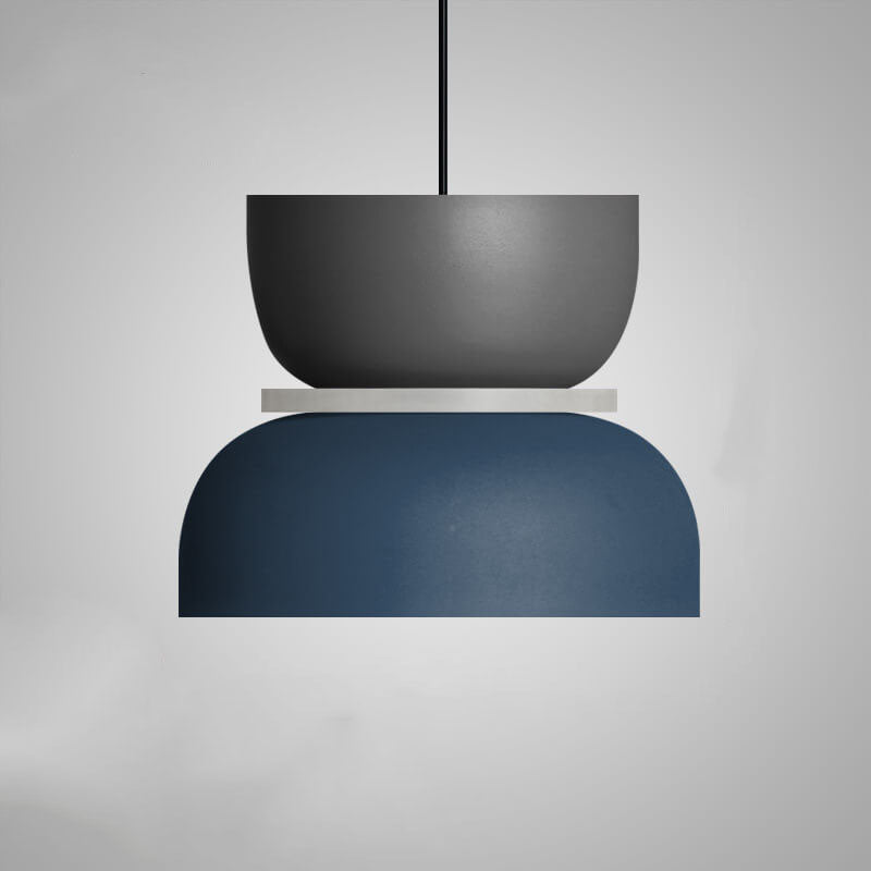 Nærstudie av elegant skandinavisk pendellampe, fargerik macaron taklampe i moderne LED-design.