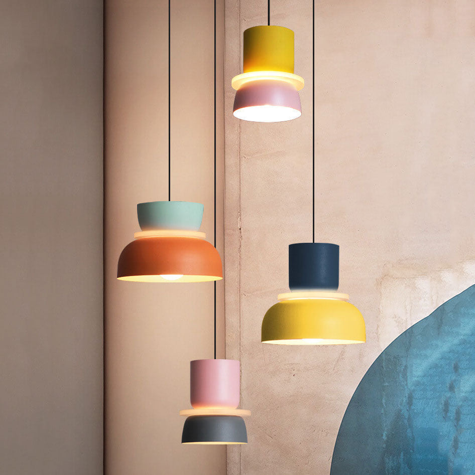 Fargerik macaron-pendellampe i moderne skandinavisk design, ideell taklampe for stue eller spisestue.