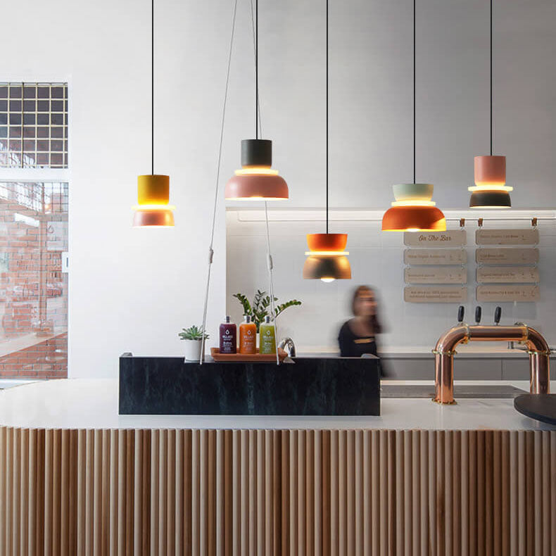 Elegant moderne pendellampe i skandinavisk stil, LED-belysning perfekt som taklampe i spisestuen.