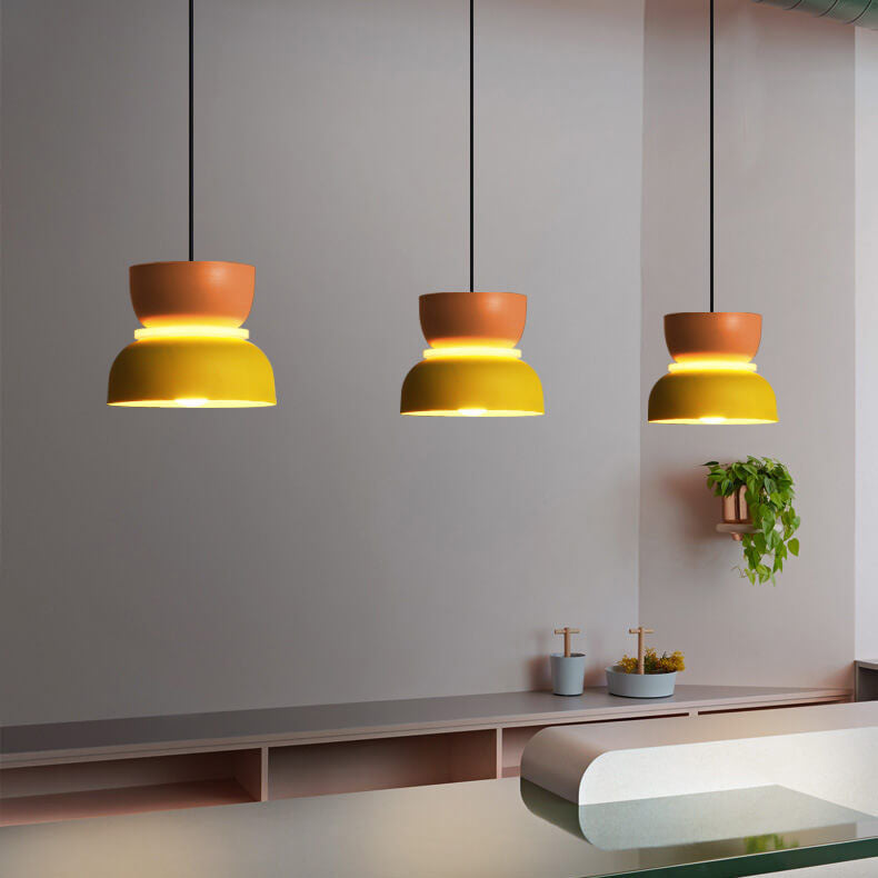 Stilren LED-pendellampe i moderne skandinavisk design, en elegant belysning for ethvert interiør.