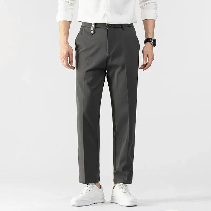 Skreddersydde slim fit herrebukser, ideelle for en moderne og komfortabel hverdagsstil eller jobb.