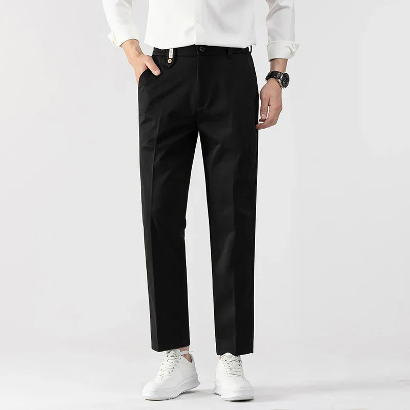 Elegante herre slim fit dressbukser. Perfekt valg for en moderne look på kontoret og stilfulle anledninger.