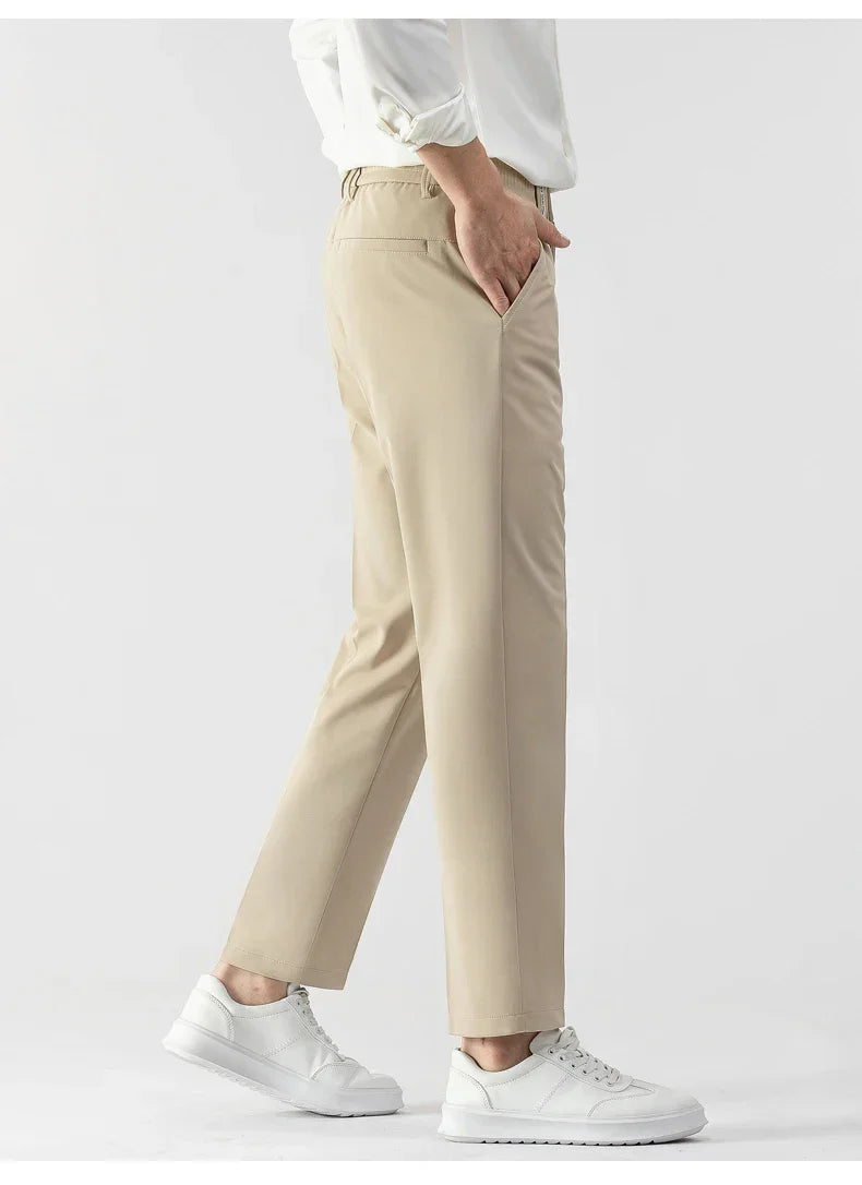Klassiske dressbukser i slim fit for menn. Tidløs stil og komfort for både hverdag og mer formelle antrekk.
