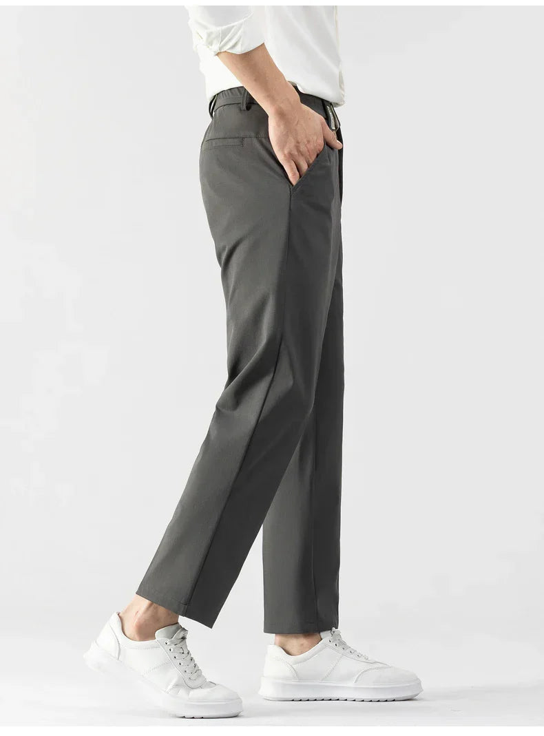 Trendy herrebukser i slim fit, perfekt for den moderne mann. Komfortabel og stilfull, ideell for alle sesonger.