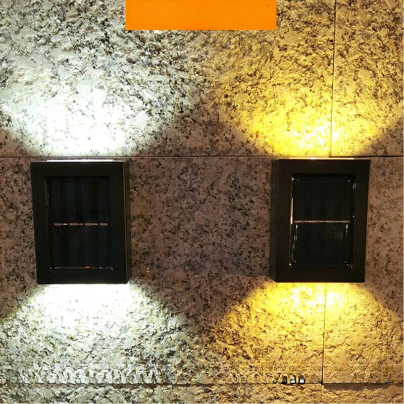 Slank, moderne solcelle-vegglampe i svart finish. Ideell for stilfull og energieffektiv hage- og terrassebelysning.