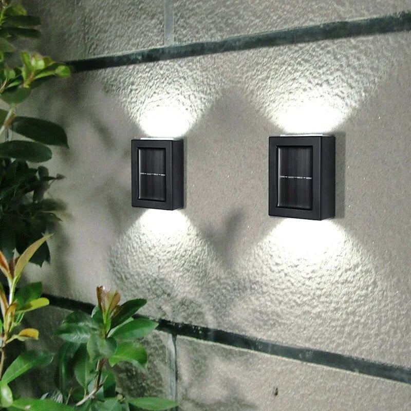 "Moderne solcelledrevet vegglampe i svart metall, IP65 vanntett, gir energieffektiv belysning for uteområdet ditt."