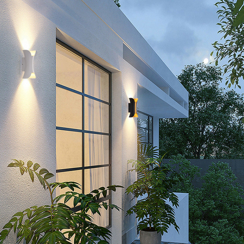 Moderne sort og gull LED vegglampe for utendørs bruk, IP65 værbestandig, stilfull design for hagebelysning.