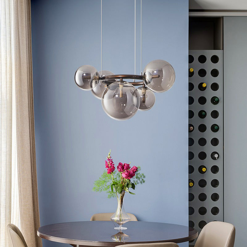 "Moderne spisebordslampe med tre justerbare ringer, stilrent design og holdbar kvalitet for minimalistisk interiør."