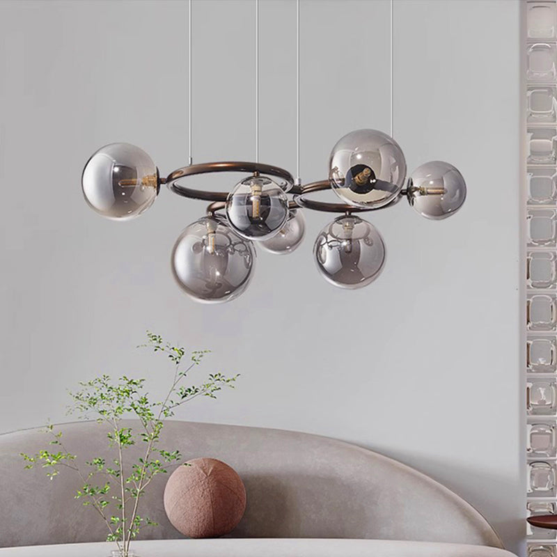 "Moderne spisebordslampe med tre justerbare ringer, stilrent design og holdbar kvalitet for minimalistisk interiør."