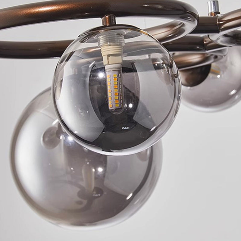"Moderne spisebordslampe med tre justerbare ringer, stilrent design og holdbar kvalitet for minimalistisk interiør."