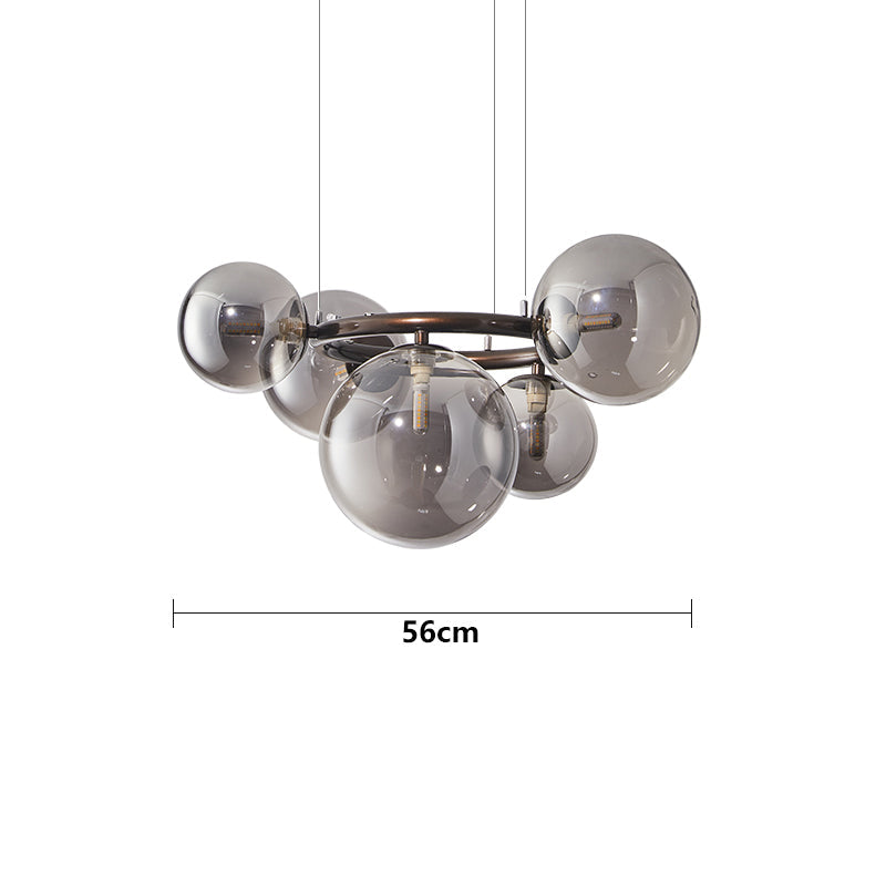 "Moderne spisebordslampe med tre justerbare ringer, stilrent design og holdbar kvalitet for minimalistisk interiør."
