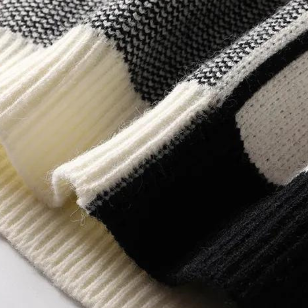 Trendy strikket herregenser i en dyp blåfarge, komfortabel og stilig plagg