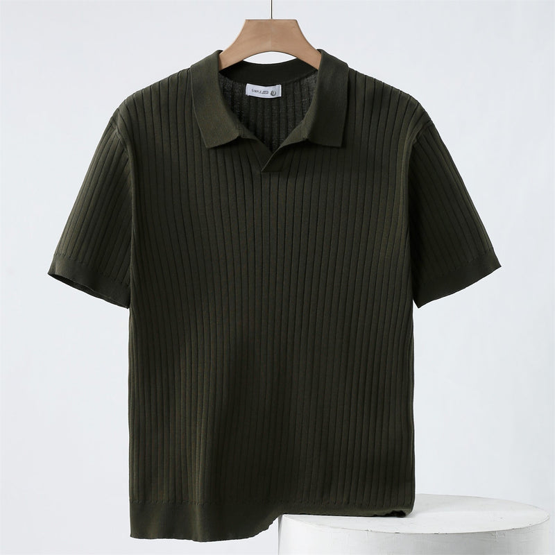 Slim-fit strikket poloskjorte til menn. Ideell for vår, sommer og høst. Moderne og komfortabel.