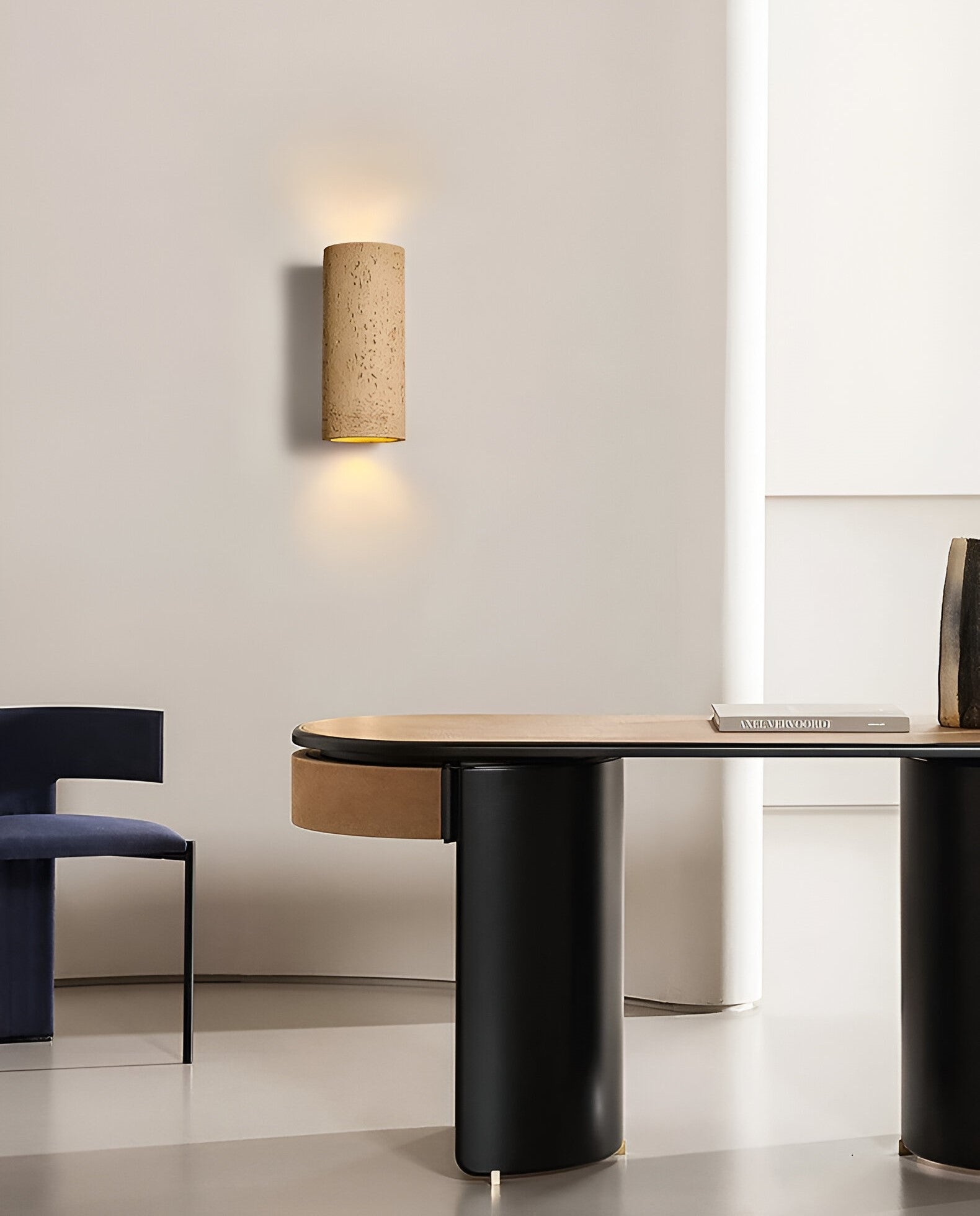 Energieffektiv LED belysning: en minimalistisk vegglampe som kaster lys opp og ned.