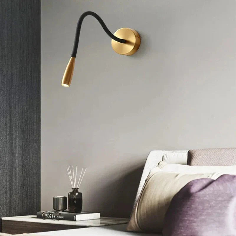 Svart designlampe: moderne LED-vegglampe med justerbar arm, ideell som leselampe for stue og soverom.