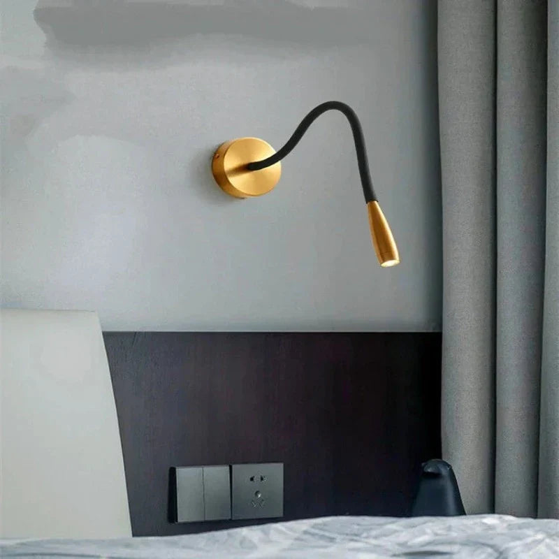 Energieffektiv, moderne svart LED-vegglampe med fleksibel justerbar arm for optimal lesebelysning.