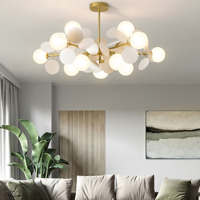 Flerlys pendellampe i minimalistisk design. Flott taklampe for et moderne hjem.