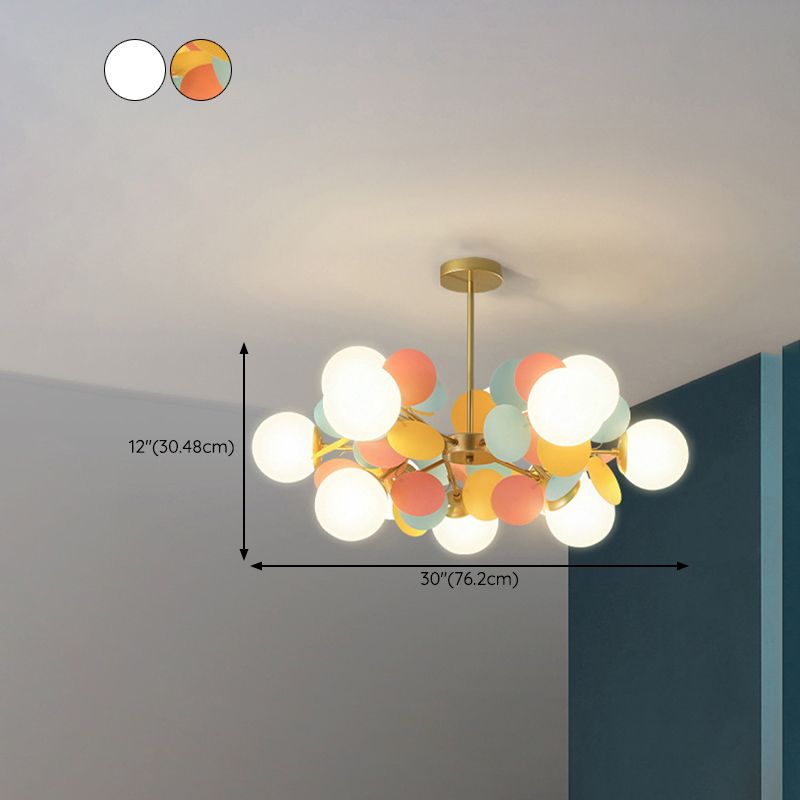 Nærbilde av moderne pendellampe med justerbare lyskilder, en designlampe som løfter interiøret.