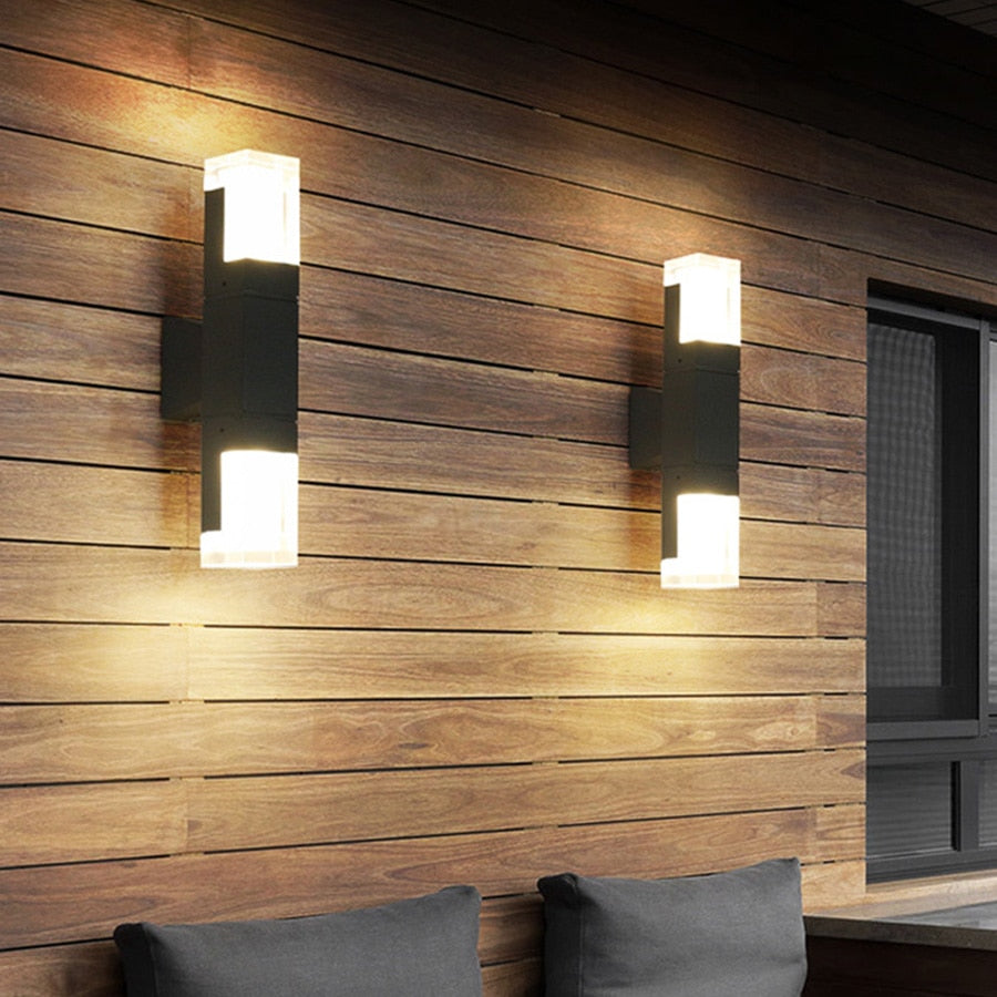 Hagebelysning: Moderne vegglampe med bevegelsessensor og vanntett konstruksjon for utebruk.