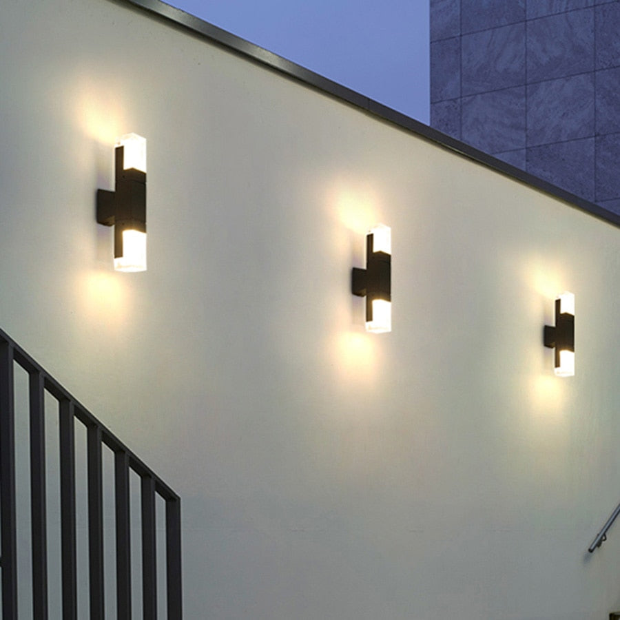 Sikkerhetsbelysning: Moderne utendørs vegglampe med bevegelsessensor, energieffektiv.