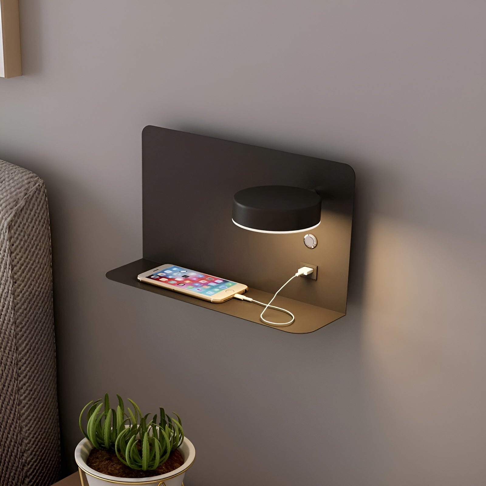 Hvit vegglampe med USB-lader og bryter. Ideell som nattlampe eller leselampe for moderne interiør.