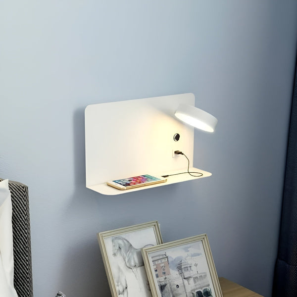 Moderne vegglampe for soverommet med USB-lader, perfekt for nattlesing og lading av enheter.