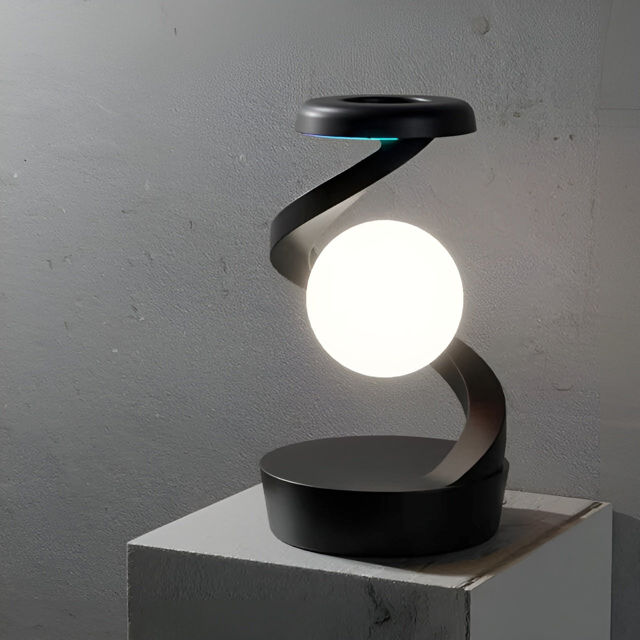 Innovativ svevende LED-lampe med roterende lys og smart trådløs ladefunksjon for moderne hjem.