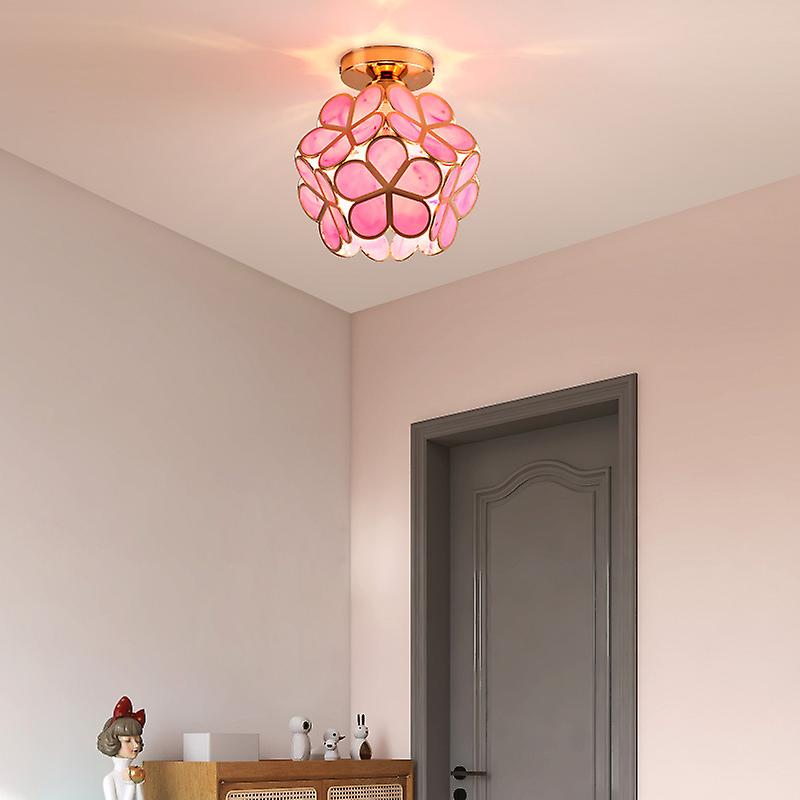 Taklampe med intrikat blomsterdesign; forbedrer estetikken i din moderne gang.