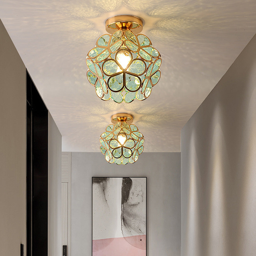 Unik designerlampe: Taklampe i blomsterdesign for stemningsskapende gangbelysning.
