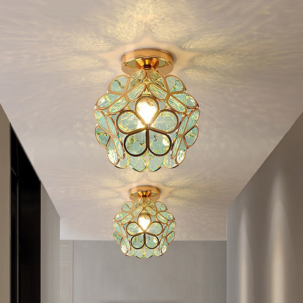 Taklampe med farget lys i elegant blomsterform; unik innendørslys for stuen.